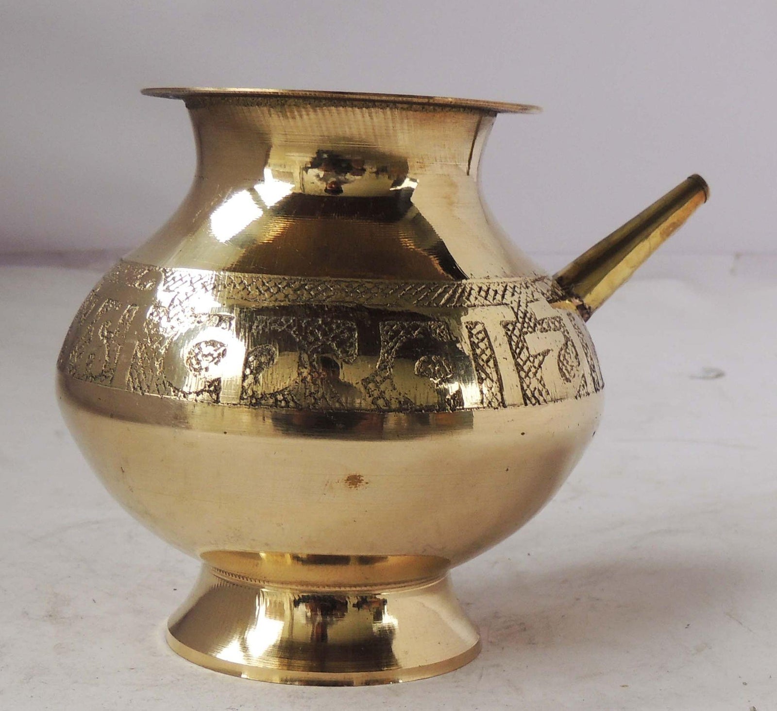 Brass Karwa Polish 18 530 Ml — 4.8"